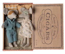 Load image into Gallery viewer, Maileg Mum & Dad in Cigar Box