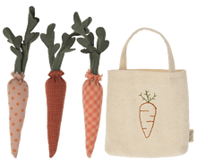 Load image into Gallery viewer, Maileg Carrots in a Shopping Bag
